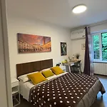 Smart-house-central-rent-rooms-free-parking Bed & Breakfast